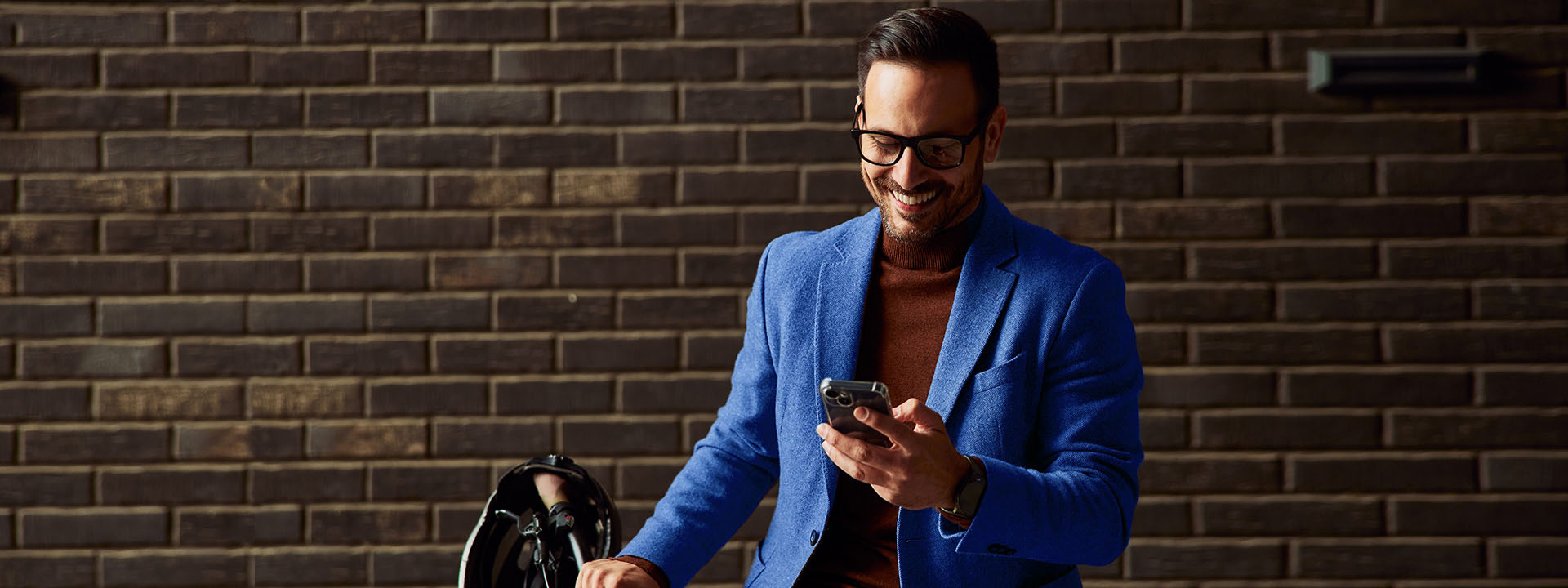 Hombre sonriendo mirando su smartphone