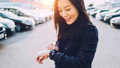 Mujer sonriente utilizando su smart watch