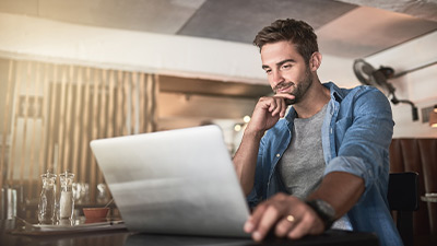 Hombre usando su notebook en el interior de su casa