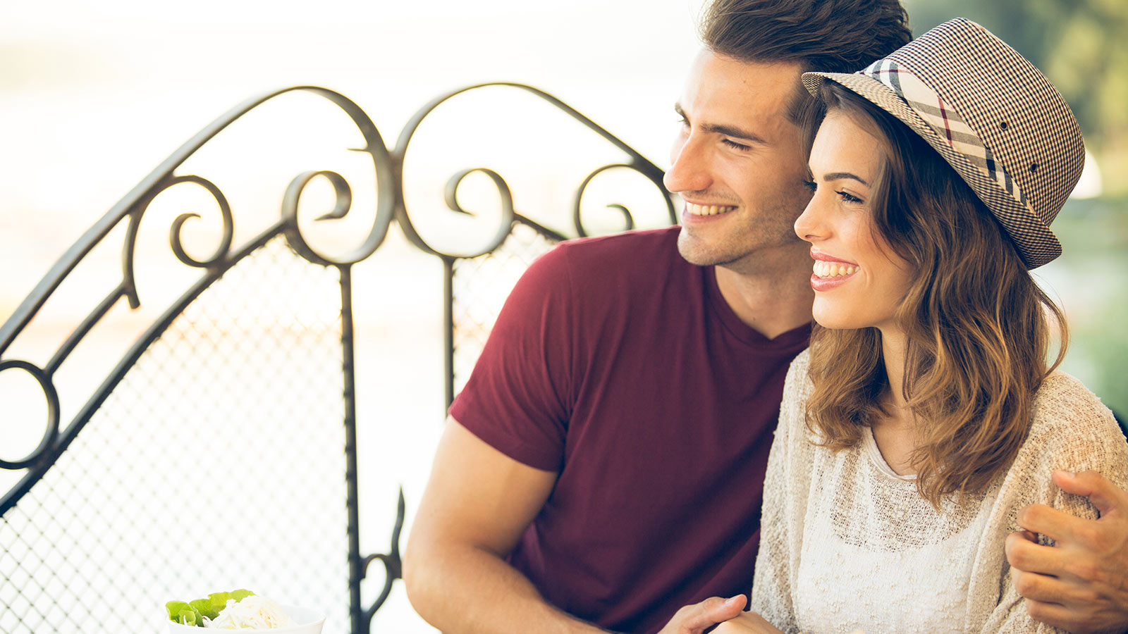 Mujer y hombre abrazados sonriendo