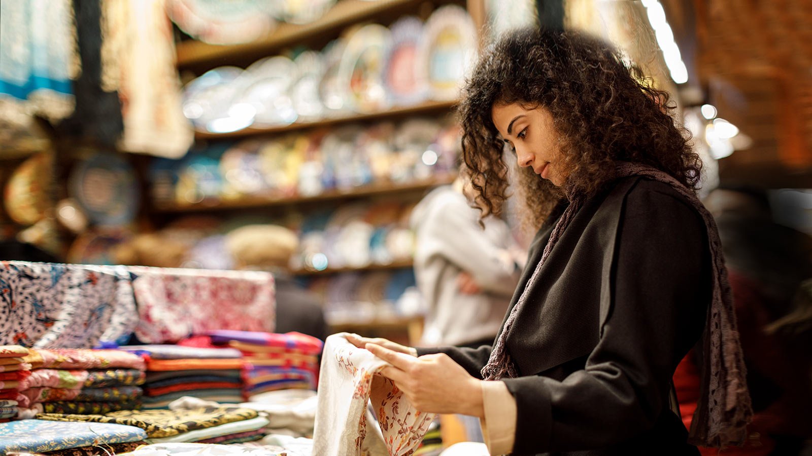 mujer recibiendo compra