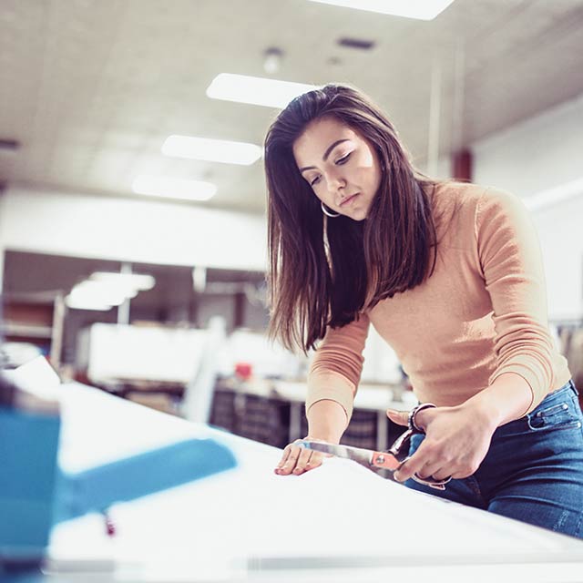 mujer en mesa de trabajo