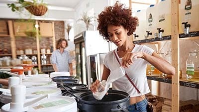 Mujer rellenando un frasco con almidón