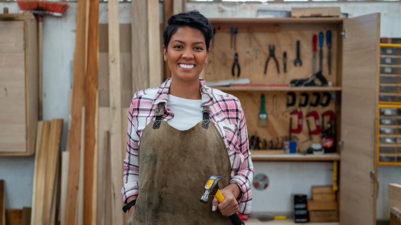 Mujer carpintera emprendedora