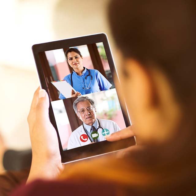 mujer haciendo consulta médica por videollamada