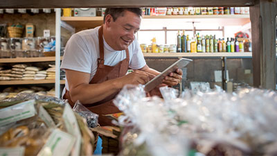 Hombre organizando su comercio