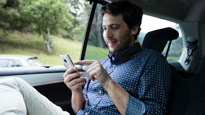 Hombre mirando teléfono móvil